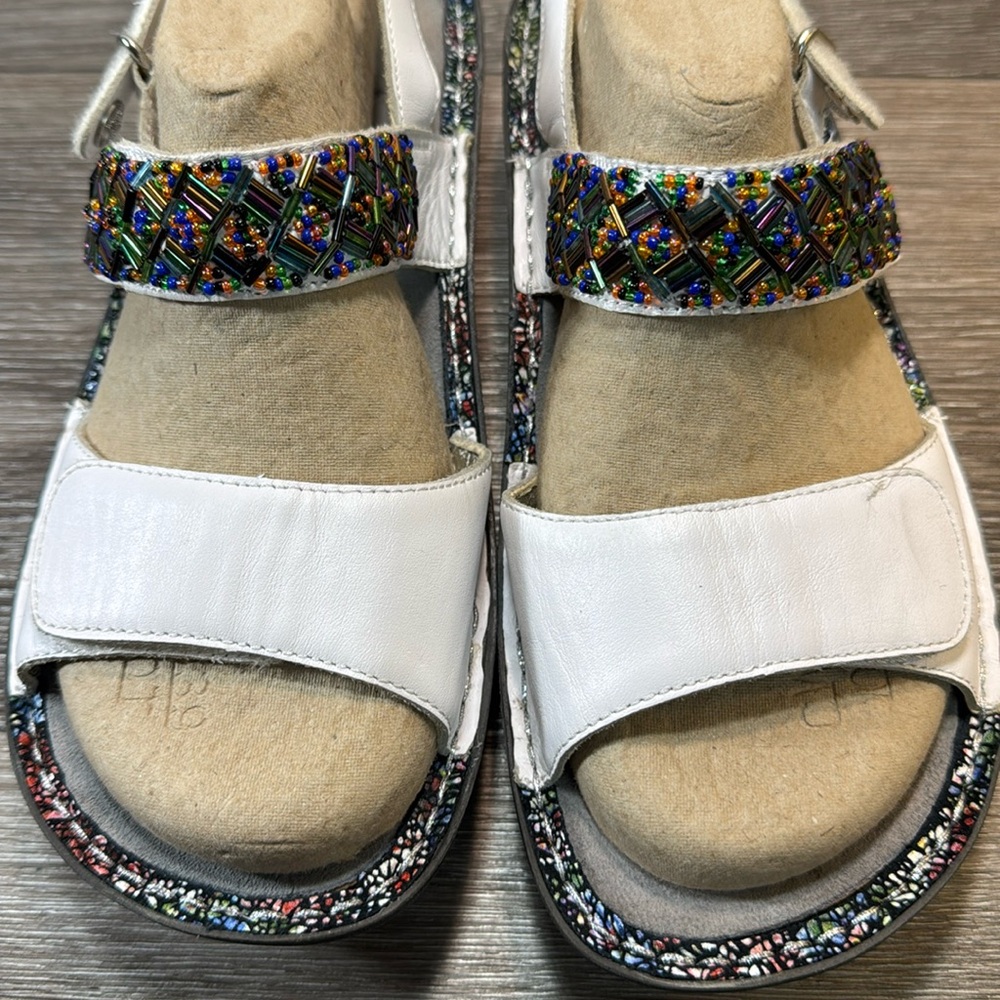 Alegria white leather flat sandals woman’s size 39 (d191)